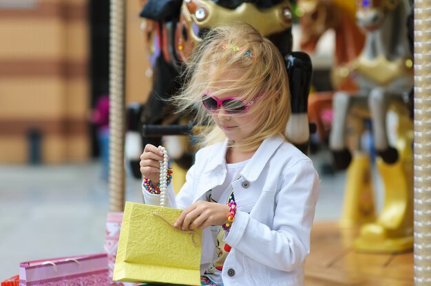 Foto sacchetti della spesa della tenuta della bambina