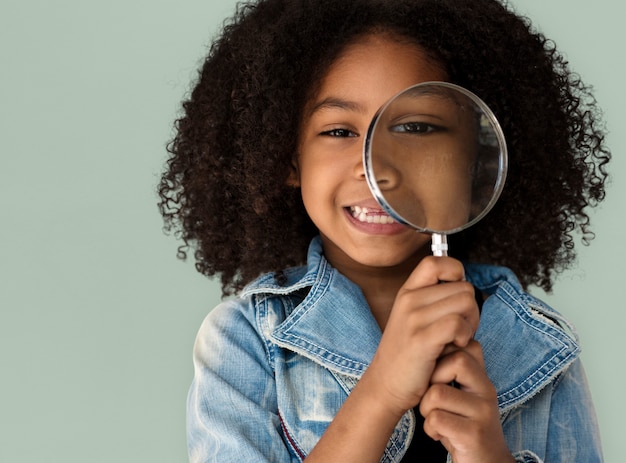 Little Girl Holding vergrootglas glimlachen