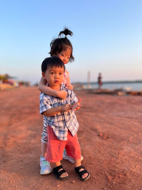 小さな女の子は小さな男の子を抱きしめます