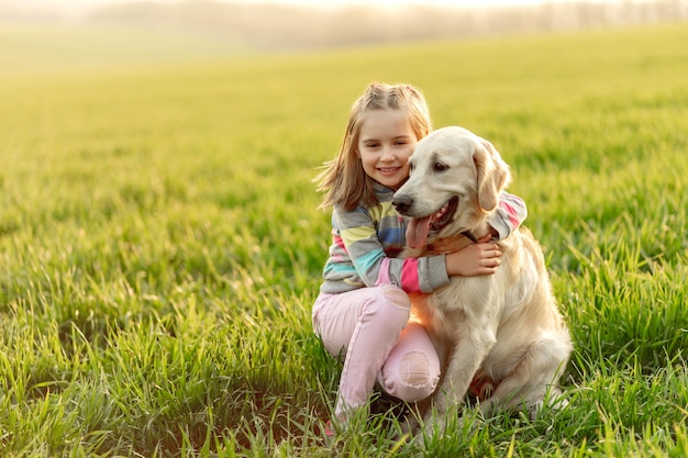 美しい犬を抱き締める少女