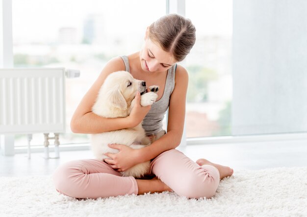 Photo little girl hugging puppy