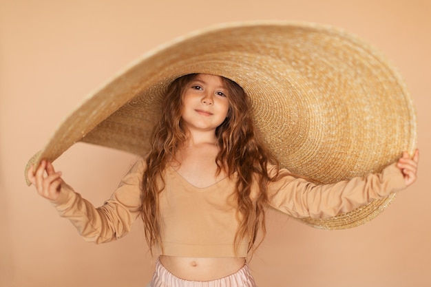 写真 大きな麦わら帽子の少女