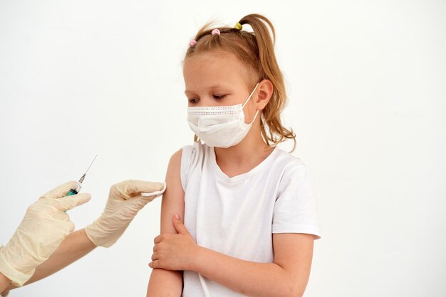 小さな女の子はワクチン注射とワクチン接種を恐れています子供はコロナウイルスの予防接種を受けています