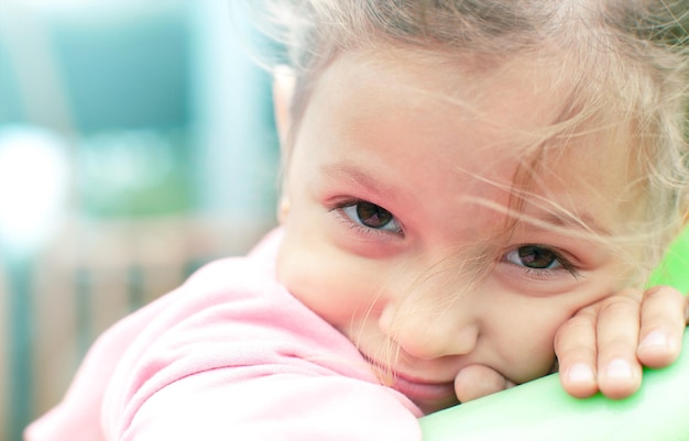 La bambina sta guardando pensierosa nell'inquadratura