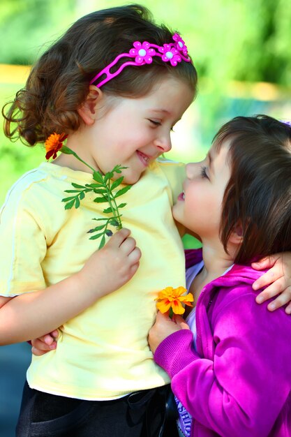 Photo little girl is playing in nature and smiling.