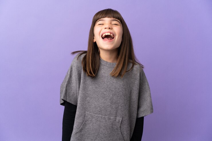 Photo 笑っている孤立した背景上の少女