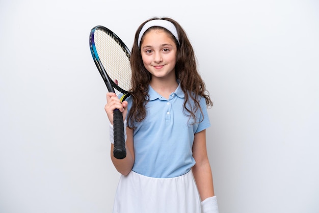 테니스를 치는 흰색 배경에 고립 된 어린 소녀