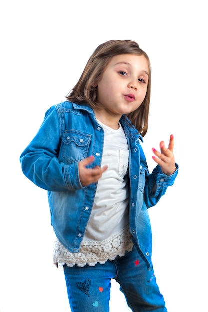 Foto bambina in jeans in posa per la fotocamera
