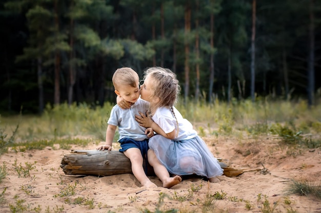 小さな女の子が顔に男の子にキス