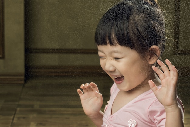 Photo a little girl laugh in pink dress