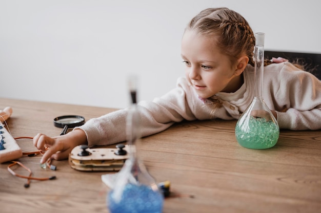 Photo little girl learning about science stuff