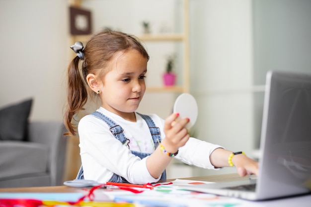 写真 クラフトの仕方を学ぶ少女