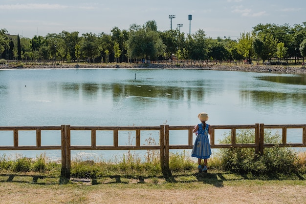 Foto bambina che guarda al lago