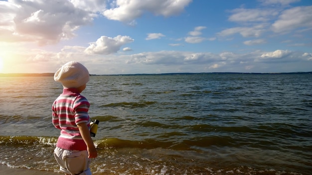 風の強い日に海を見ている少女