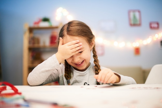 Photo little girl making christmas card