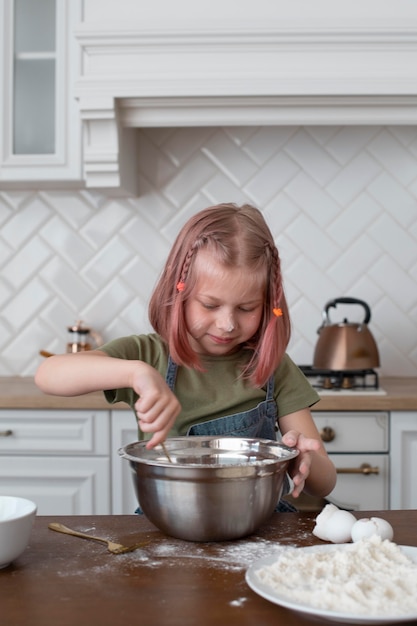 Foto bambina che fa qualcosa di buono da mangiare