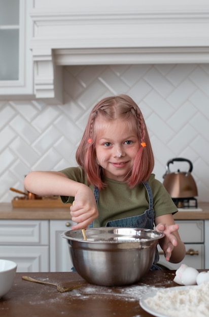 Photo little girl making something good to eat