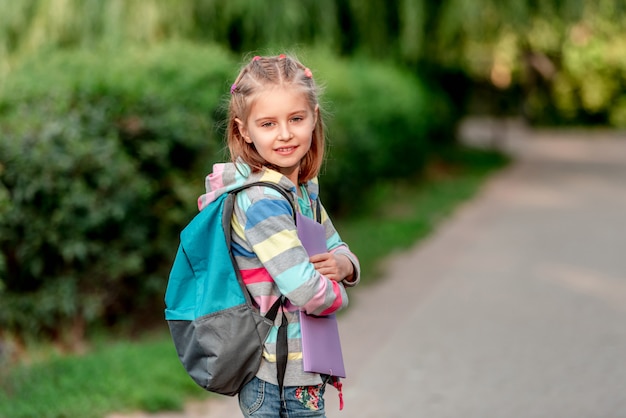 Foto bambina in maschera dopo la scuola