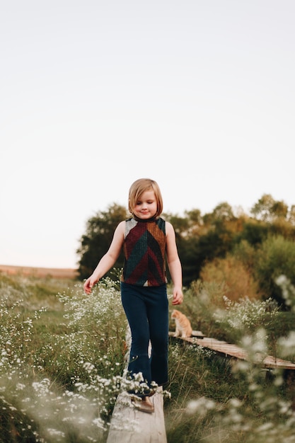 Photo little girl  having fun in a farm