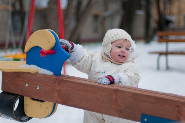 Bambina vicino all'altalena