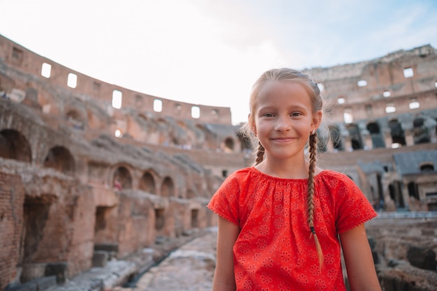 コロシアム、ローマ、イタリアの屋外の小さな女の子。