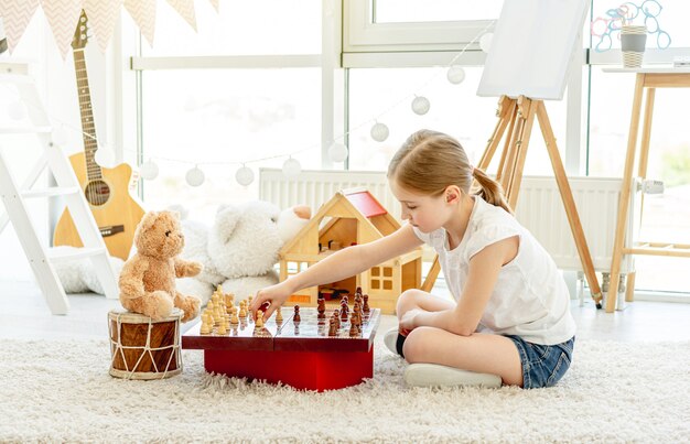 写真 テディとチェスをしている女の子