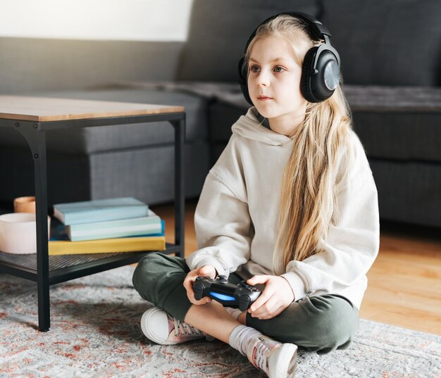 Photo little girl playing on games console