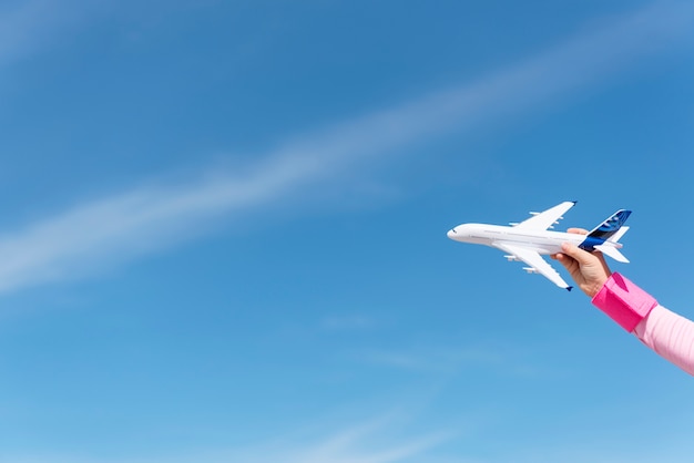 Photo little girl playing toy plane concept