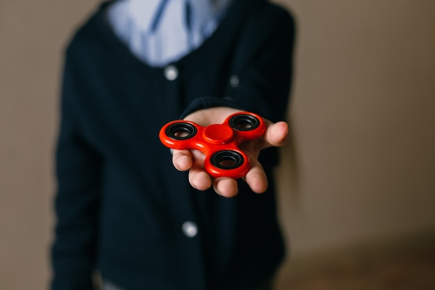 Photo little girl playing with a spinner