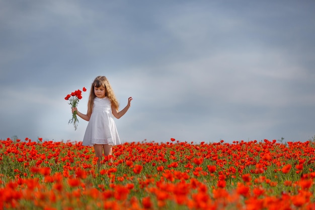 Маленькая девочка в маковом поле