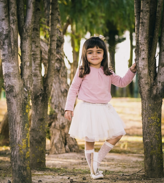 Bambina che posa in un parco