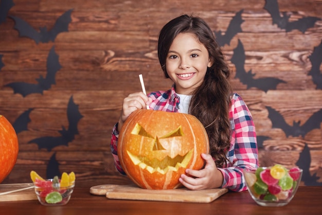 Photo little girl preparing for halloween