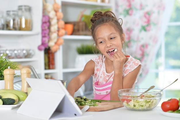 Photo little girl preparing meal