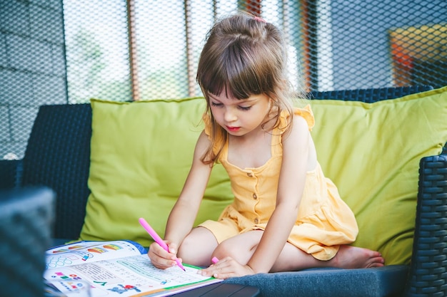 Bambino in età prescolare della bambina che studia a casa