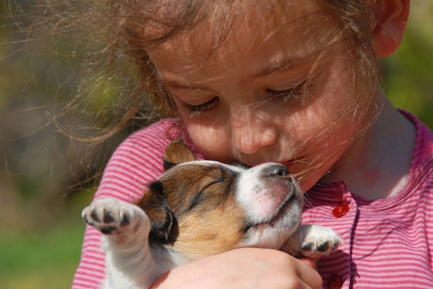 小さな女の子と子犬