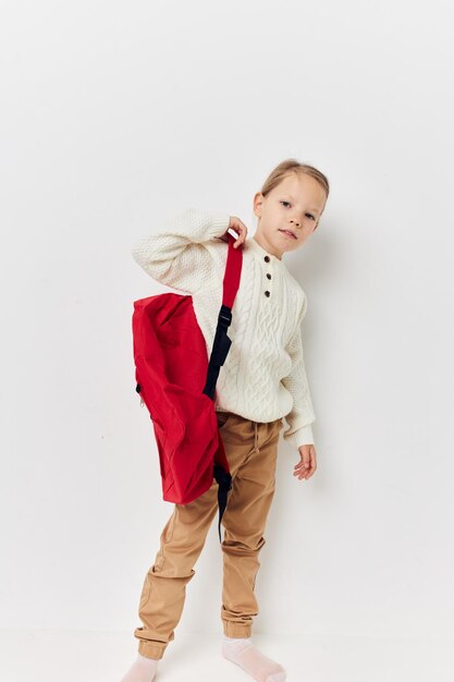 Foto vestiti alla moda dello zaino rosso della bambina stile di vita inalterato