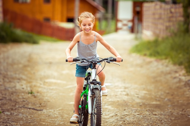 Маленькая девочка на велосипеде