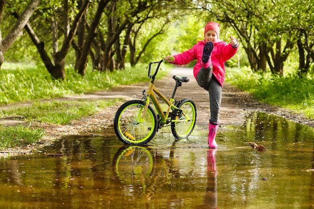 水たまりで自転車に乗る少女