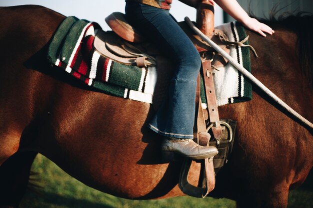 Photo little girl riding a horse