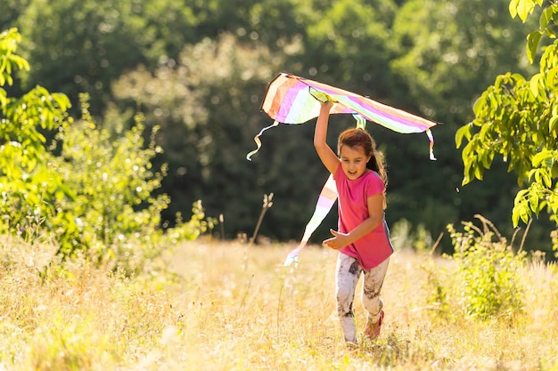 凧と屋外で走っている少女