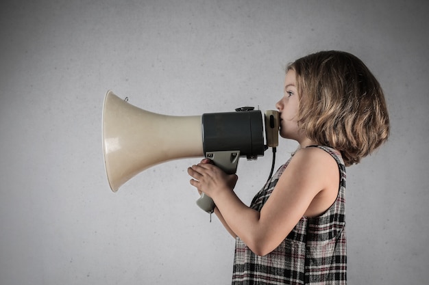 Foto bambina che grida un messaggio