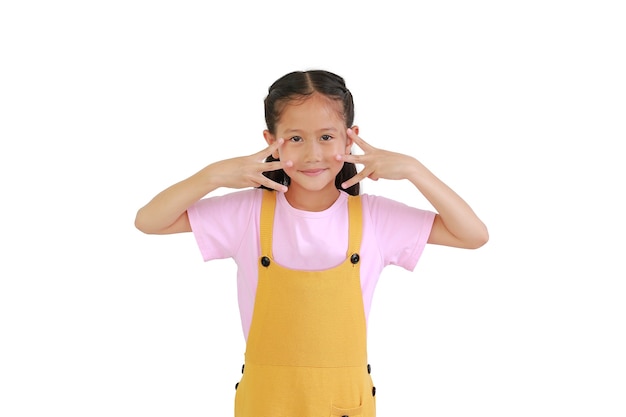 어린 소녀는 흰색 배경에 고립 된 세 손가락을 보여줍니다.
