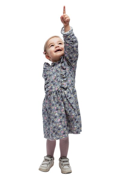 Foto la bambina mostra la sua mano. bambino in un vestito con una stampa floreale. a tutta altezza. isolato su sfondo bianco. verticale.