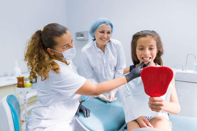 Bambina che si siede su una sedia dal dentista