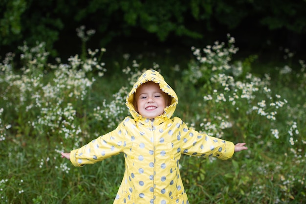 雨が降ると小さな女の子が笑顔自然の中の春の散歩