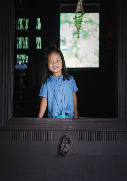 Bambina sorridente nella porta