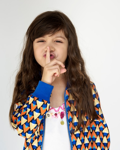 La bambina sorridente felicità silenzio chiude il ritratto segreto di shh