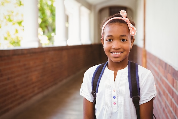 学校の廊下で微笑んでいる少女