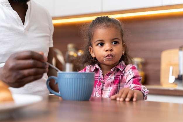 Foto bambina che passa del tempo con suo padre