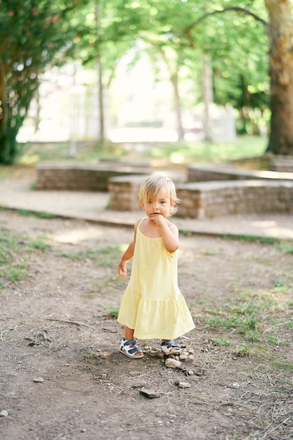 公園の地面に立っている少女